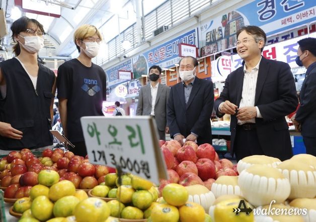 이동환 고양시장이 추석을 맞아 전통시장 민생 탐방에 나섰다.
