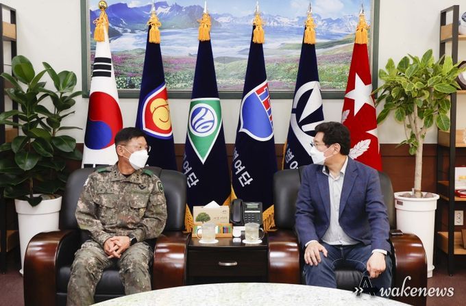 이상일 용인특례시장이 8일 배현국 제55보병사단장을 만나 추석 연휴에도 소명을 다하고 있는 군 장병들의 노고에 감사인사를 전하고 있다