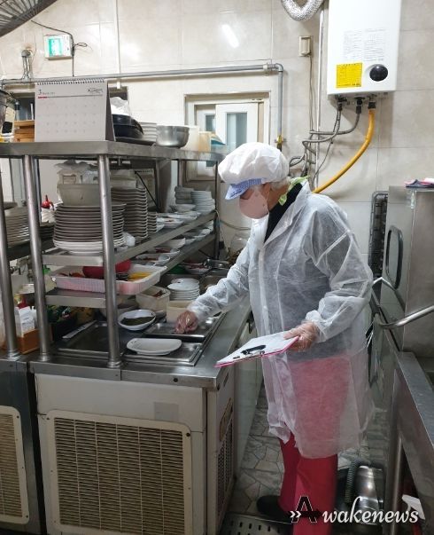 식중독 예방 점검에 나선 점검원의 모습