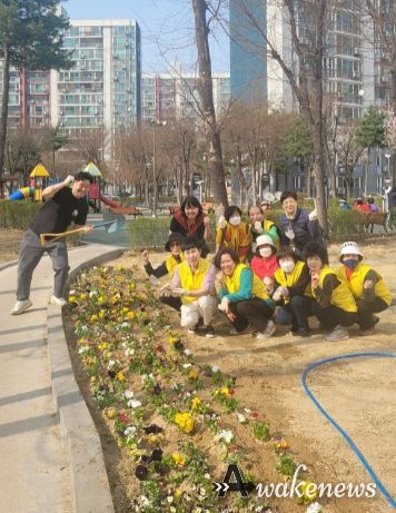 광명시 하안2동 주민자치회는 지난 29일 동 행정복지센터 및 하안초등학교 앞 일대에서 2023년 시민참여 꽃 심기 운동의 하나로「새봄꽃길」을 조성했다.