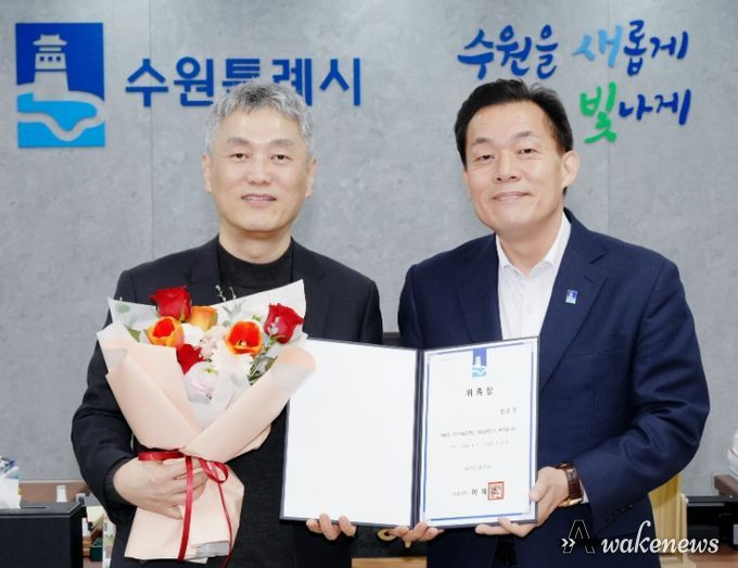 이재준 수원시장이 위촉장 수여 후 권호성 예술감독(왼쪽)과 함께하고 있다.