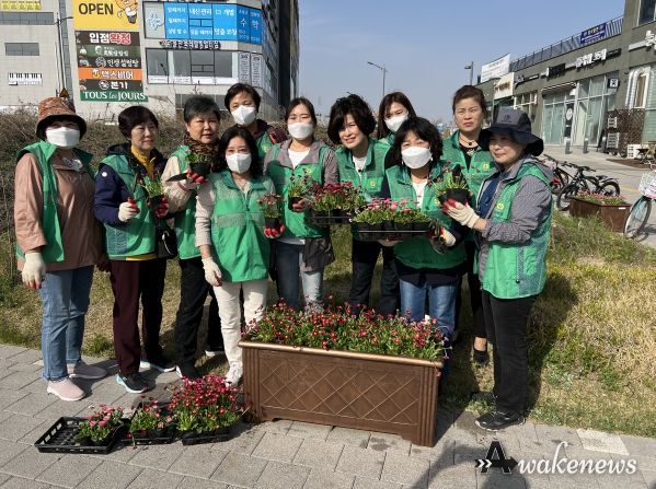 봄꽃으로 동삭동 행정복지센터 인근 봄의 향기를 가득 전해