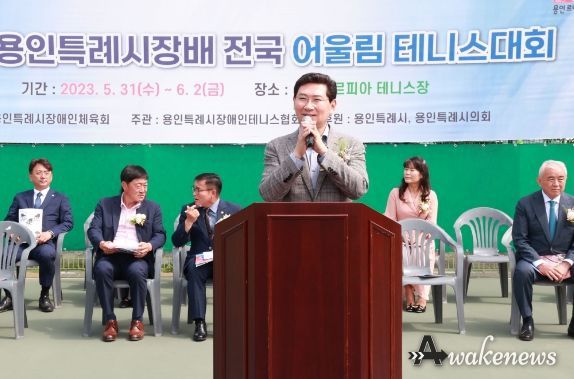 '제9회 용인특례시장배 전국어울림테니스 대회'에서 환영사를 하고 있는 이상일 용인특례시장