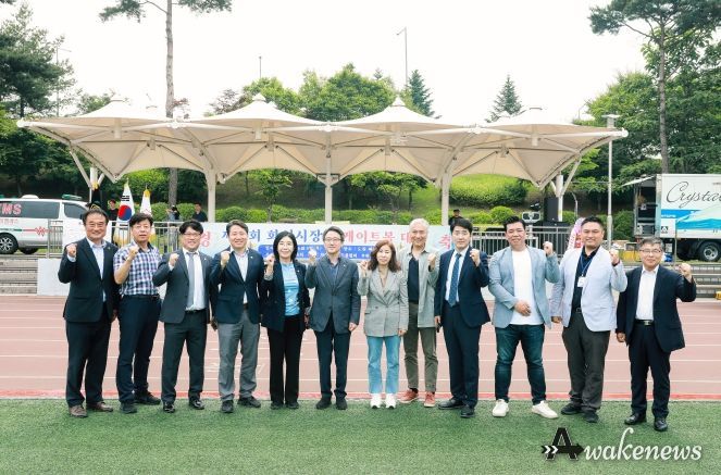 단체사진을 찍고 있는 화성시의회 의원 및 관계자 일동
