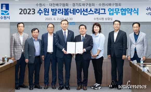 이재준 수원시장(오른쪽 4번째)과 협약 참석자들이 함께하고 있다.