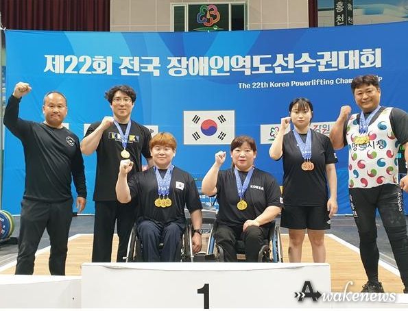 왼쪽부터 박성준 감독, 김규호, 박광열, 정연실, 박채연, 나용진 선수