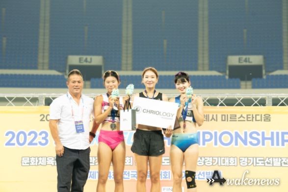 ‘2023 용인 KTFL 전국실업육상경기 챔피온십대회’에 출전한 김포시청 육상팀 선수들이 수상하고 있다.