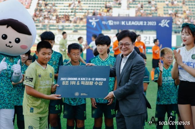 김병수 김포시장이 ‘2023 GROUND.N K리그 챔피언십’에서 득점왕으로 뽑힌 곽승우 선수와 기념사진을 촬영하고 있다