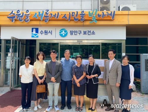 후원물품 전달식 후 참석자들이 함께하고 있다.