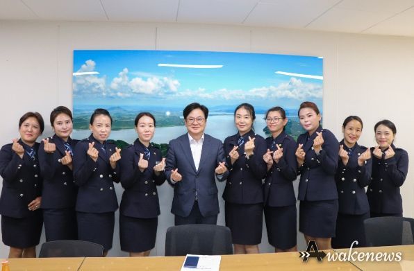 김포시는 지난 17일 교통안전 및 안전한 통학로 조성을 위해 김포 녹색어머니연합회 임원진들과 간담회를 실시했다. <사진>은 간담회 참석자들이다.