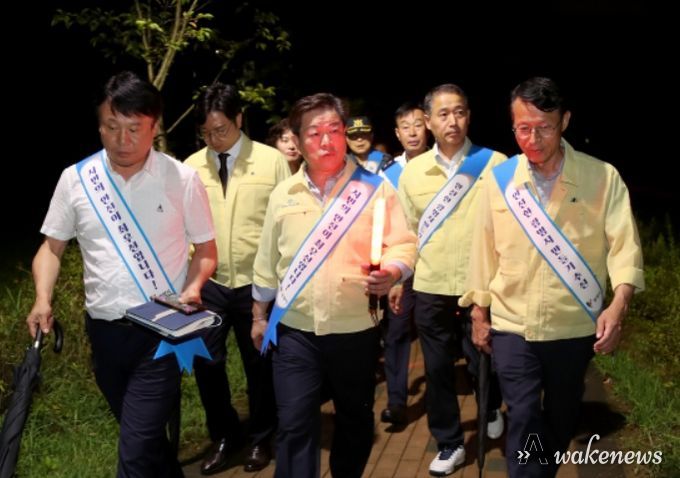 야간순찰하는 박승원 광명시장