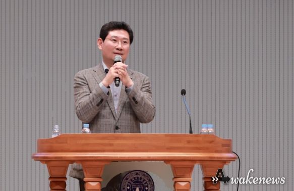 이상일 용인특례시장이 27일 총신대학교에서 열린 용인기독교총연합회 기도대성회에 참석해 축사를 하고 있다