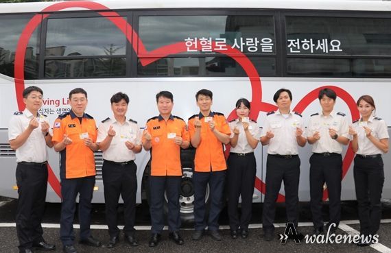 남양주소방서장(조창근)이 직원들과 헌혈증을 들고 헌혈 버스 앞에서 사진을 찍고 있다.