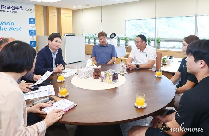 이상일 용인특례시장이 28일 진천 국가대표 선수촌을 방문해 대화를 나누고 있다.