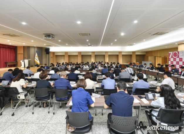 8월 확대간부회의 참석자들. 김병수 시장의 말을 경청하고 있다.