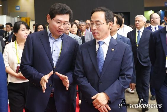이상일 용인특례시장이 주요 내·외빈들과 개막식 후 진행된 전시관 투어를 하며 김오진 국토부 제1차관과 환담을 나누며 반도체 고속도로 건설 지원을 요청하고 있다.