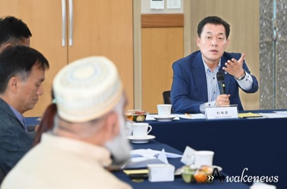 이재준 수원시장이 간담회에서 발언하고 있다.