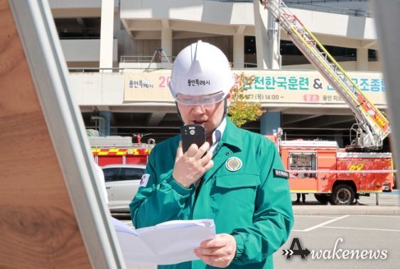 이상일 용인특례시장이 7일 미르스타디움에서 재난대응 안전한국훈련 현장지휘를 하고 있다.