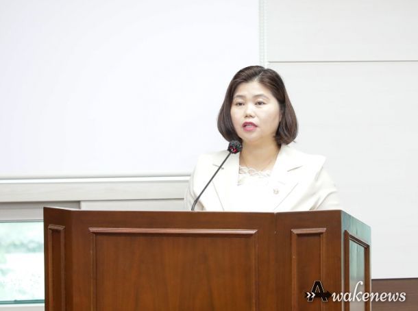 박은정 의원이 8월 29일 제284회 임시회 기획행정위원회에서 ‘안산시 직장 내 괴롭힘 예방 및 금지에 관한 조례안’에 대해 설명하고 있는 모습
