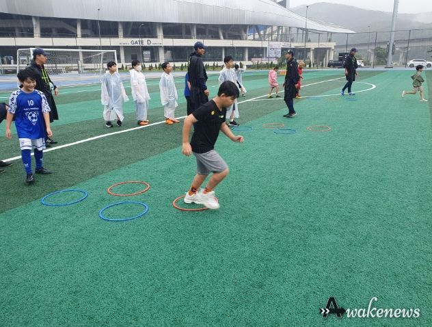 용인특례시는 지난 13일 처인구 삼가동 미르스타디움 보조구장에서 드림스타트 아동 19명을 대상으로 ‘꿈드림 축구교실’을 운영했다