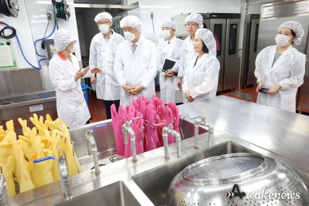 임태희 경기도교육감이 4일 오후 경기도 수원의 한 중학교를 방문해 급식 현장을 살펴보고 있다