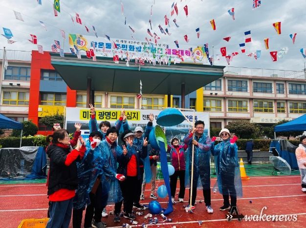 광명시 학온동 행정복지센터는 지난 14일 오전 온신초등학교 운동장에서 동 체육회 주관으로 주민화합 체육대회를 주민 350여 명이 참여한 가운데 성황리에 개최했다.