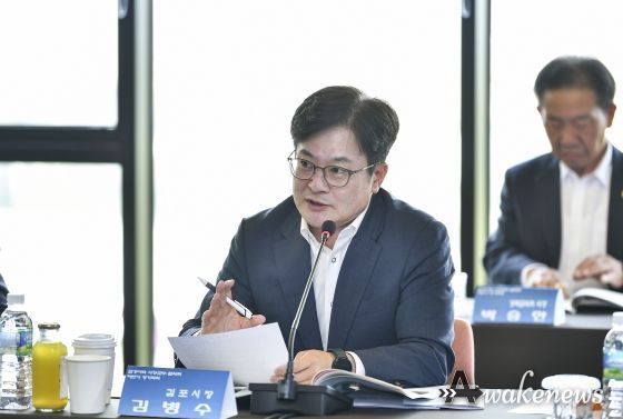 김병수 김포시장이 하반기 접경지역 시장군수협의회에서 군부대 협의 처리절차 개선에 대한 국방부 건의를 공식 제안하고 있다.