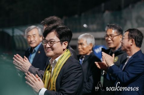 지난 5월 3일 솔터축구장에서 치른 성남전 무승부 경기 이후 선수단 격려행사를 가진 축구에 진심인 김병수 시장.