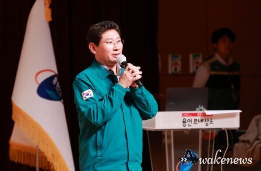 1일 시청 에이스홀에서 진행된 민방위 훈련과 병행한 소방 훈련에 참석한 이상일 용인특레시장이 훈련 강평을 하고 있다