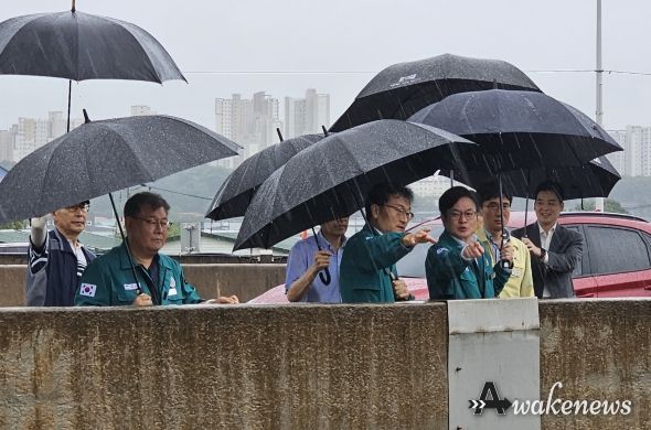 지난 8월 김병수 김포시장이 현장을 둘러보고 있다.