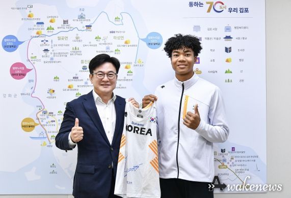 김병수 김포시장과 나마디 조엘진이 7일 김포시청에서 나눈 간담회를 끝내고 사진촬영을 하고 있다