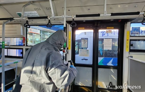 화성도시공사에서 운영하고 있는 공영버스에 대한 빈대 방역활동을 실시하고 있다..(화성도시공사 제공)