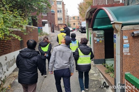 광명시는 광명제12R구역 재개발사업 지구의 안전한 보행 및 주거환경 개선과 범죄 예방을 위해 15일 민·관 합동 안전점검을 실시했다.