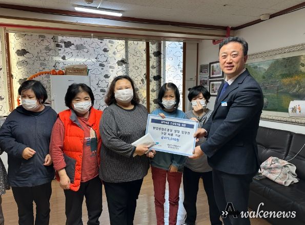 탄천종합운동장 소장(오른쪽)이 성남 에덴의 집을 방문해 기부금을 전달하고 있다.