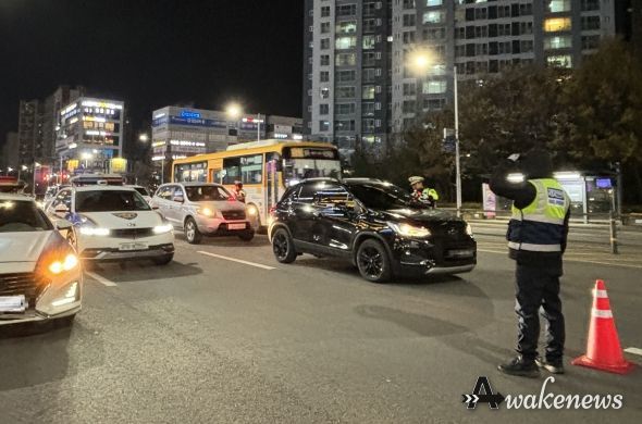 김포시와 김포경찰서, 한국교통안전공단 경기남부본부가 23일 합동으로 자동차의 불법행위 근절을 위한 야간 단속을 진행했다.