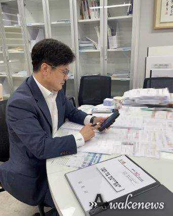 재난안전통신망 핫라인 시범 활용 중인 김병수 김포시장