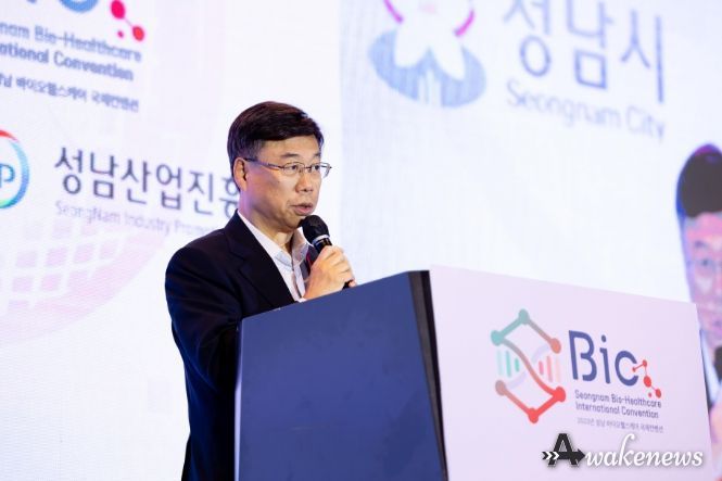 성남 바이오헬스케어 국제 컨벤션 개막식에서 환영사를 하는 신상진 성남시장