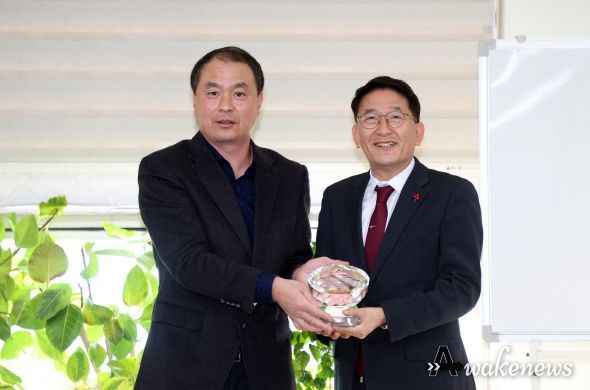 수원특례시의회 김기정 의장·정영모 복지안전위원장, 조원시장상인회로부터 감사패 수상