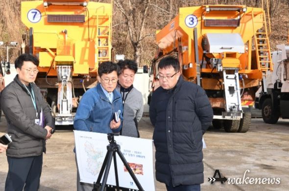 김현수 제1부시장이 제설 전전기기를 점검하고 있다.