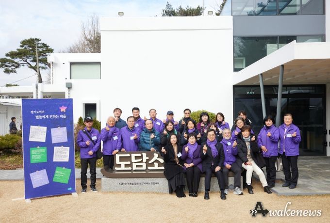 13일 오후 도담소에서 김동연 경기도지사가 10.29 이태원 참사 유가족과 함께 기념촬영을 하고 있다.