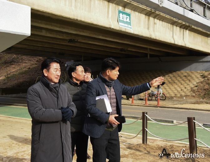 김동근 의정부시장, 맨발로 걷기 좋은 중랑천 환경조성 위해 현장점검 나서