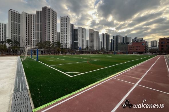 인조 잔디 조성이 완료된 학교 운동장