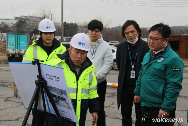 황규섭 기흥구청장이 2일 오후 신갈동 도로관리센터를 방문해 구 관계자로부터 제설 대책을 보고 받고 있다.