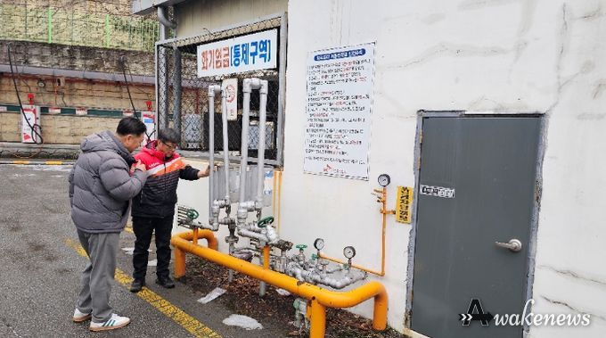 용인특례시 점검반이 LPG 충전소 관계자와 함께 벌크 차량 가스 이송 장치(로딩암)를 살펴 보고 있다.