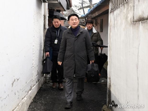 갑진년(甲辰年) 새해 맞이 독거노인 가정 방문하는 김동근 시장