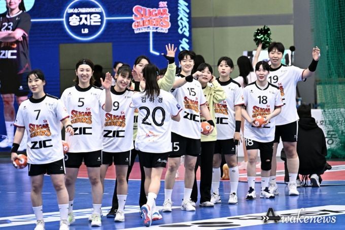 SK 슈가글라이더즈는 지난 4일 경기도 광명시민체육관에서 열린 ‘신한 SOL페이 2023-2024 핸드볼 H리그’ 여자부 1라운드 서울시청과의 광명시리즈 개막전에서 값진 승리를 알렸다.