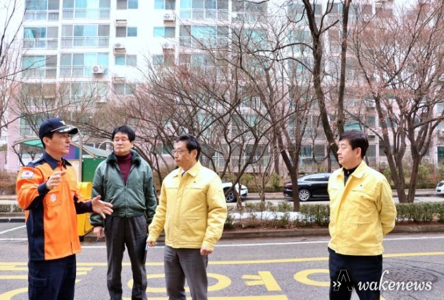 좌측부터(파주소방서장,아파트관리소장,행정2부지사,파주부시장) 현장 안전컨설팅중