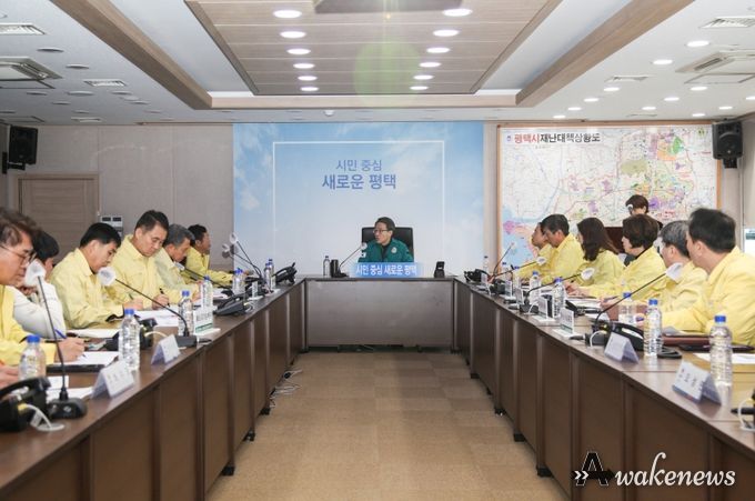 임종철 부시장이 재난상황실에서 재난안전대책본부 회의를 주재하고 있다.