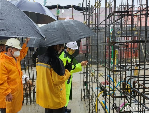용인특례시 관계자가 지난해 8월 공동주택 현장 합동점검을 하고 있다.