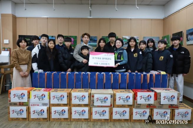 국가대표 본 태권도, 시흥시 정왕2동에 '사랑의 라면 트리' 전달